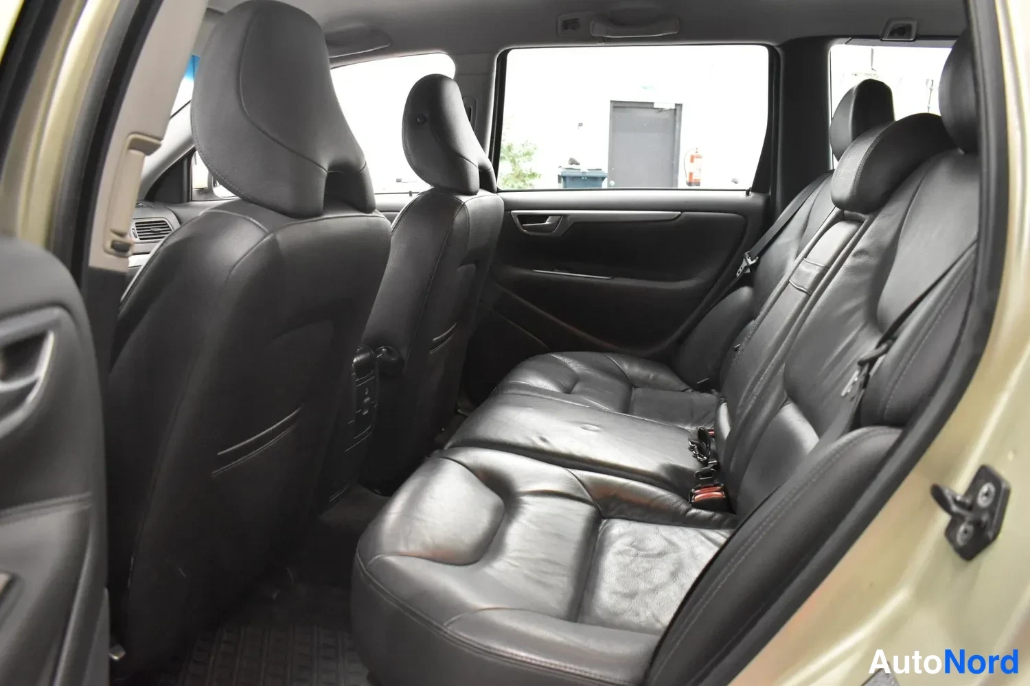 Keltainen Volvo V70 2006, ulkokuva 9 – Raisio