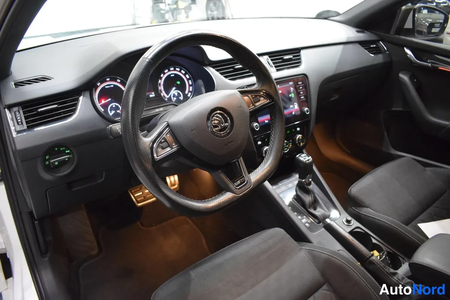 Valkoinen Skoda Octavia 2018, ulkokuva 8 – Raisio