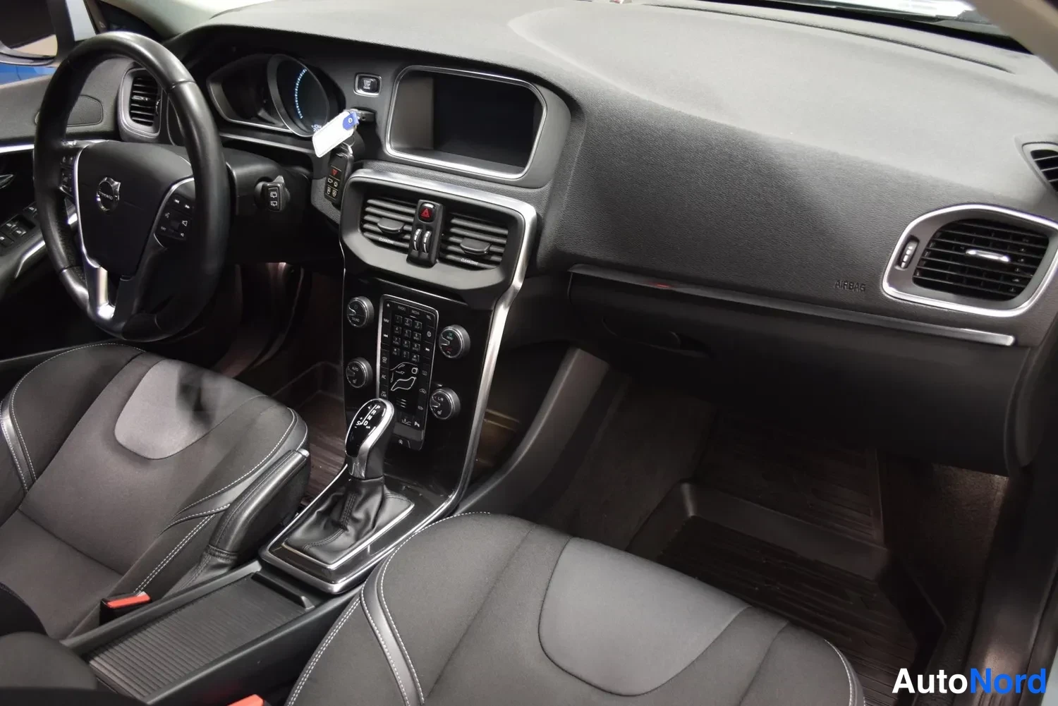 Sininen Volvo V40 2018, ulkokuva 11 – Raisio
