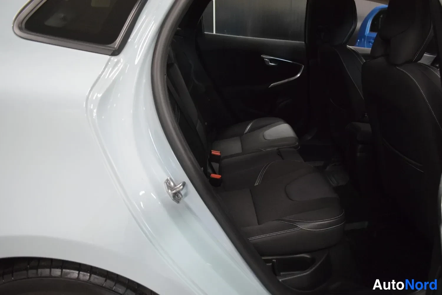 Sininen Volvo V40 2018, ulkokuva 13 – Raisio
