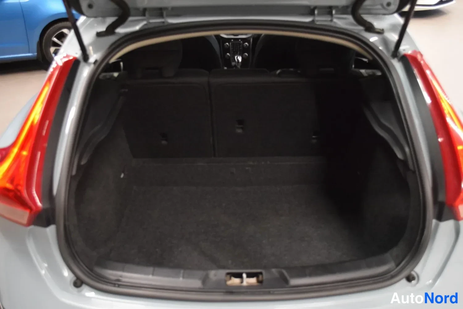 Sininen Volvo V40 2018, ulkokuva 14 – Raisio