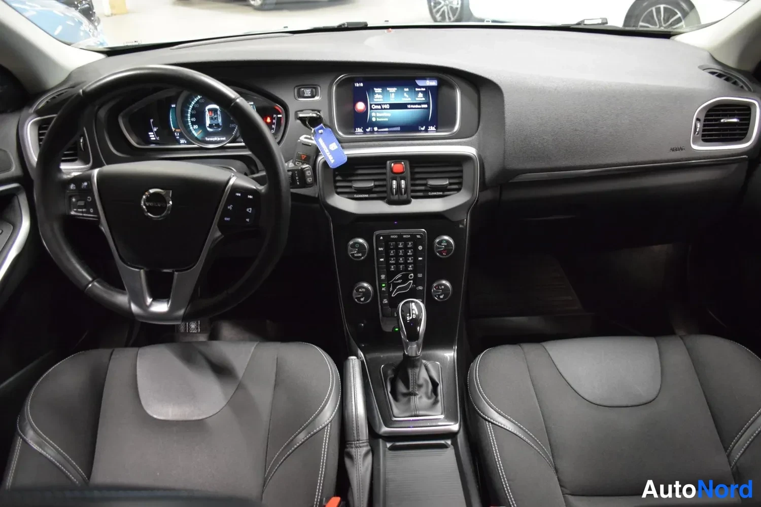 Sininen Volvo V40 2018, ulkokuva 15 – Raisio