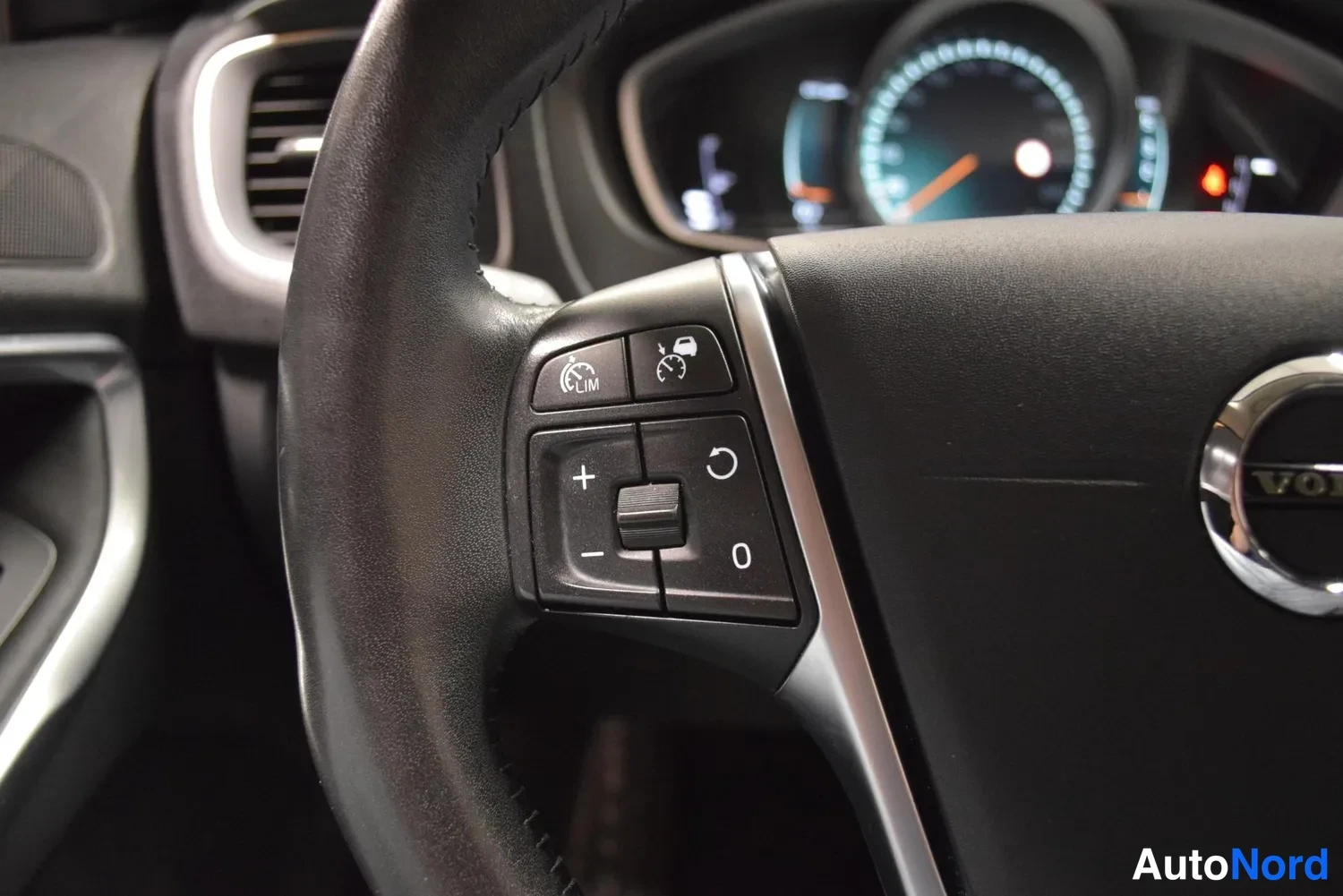 Sininen Volvo V40 2018, ulkokuva 17 – Raisio