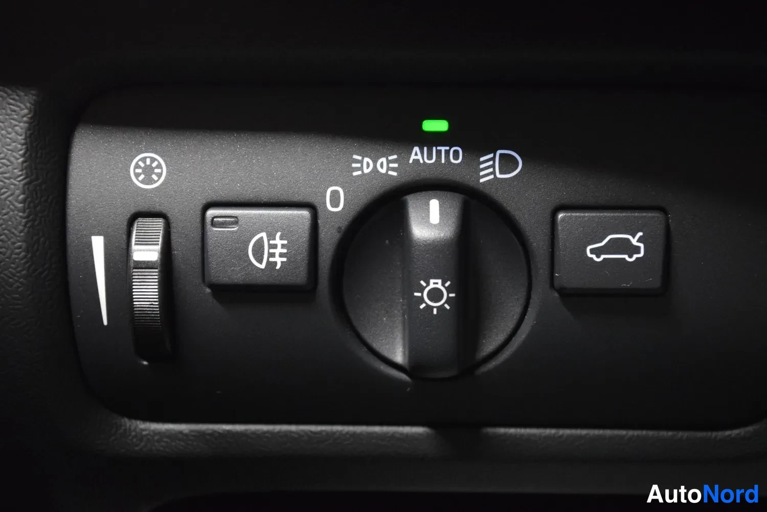 Sininen Volvo V40 2018, ulkokuva 26 – Raisio