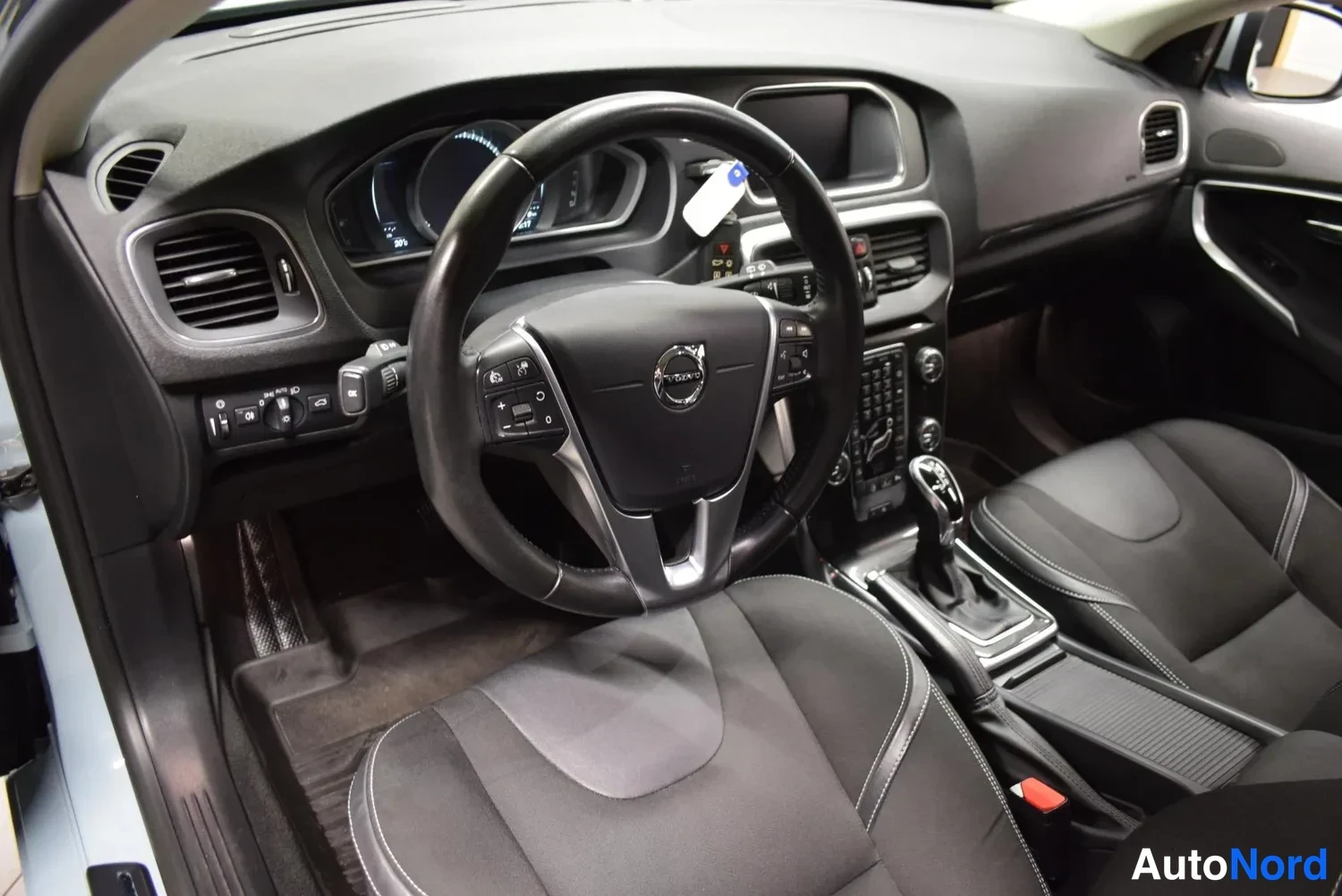 Sininen Volvo V40 2018, ulkokuva 8 – Raisio