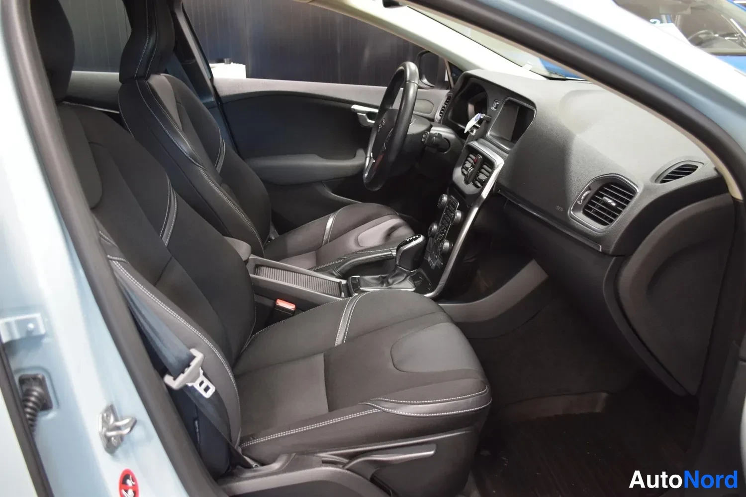 Sininen Volvo V40 2018, ulkokuva 10 – Raisio