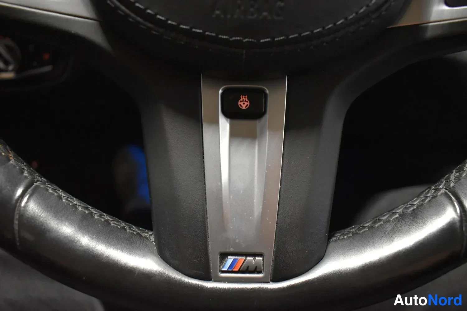 Muu: Ratinosa: M-merkki ja Airbag-teksti ohjauspyörän puhalluksessa.