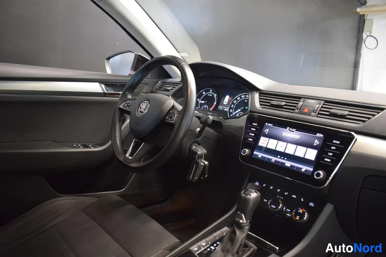 Musta Skoda Superb 2018, ulkokuva 11 – Raisio