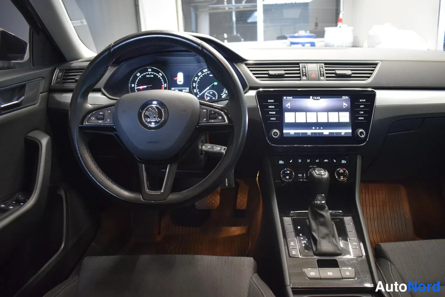 Musta Skoda Superb 2018, ulkokuva 13 – Raisio