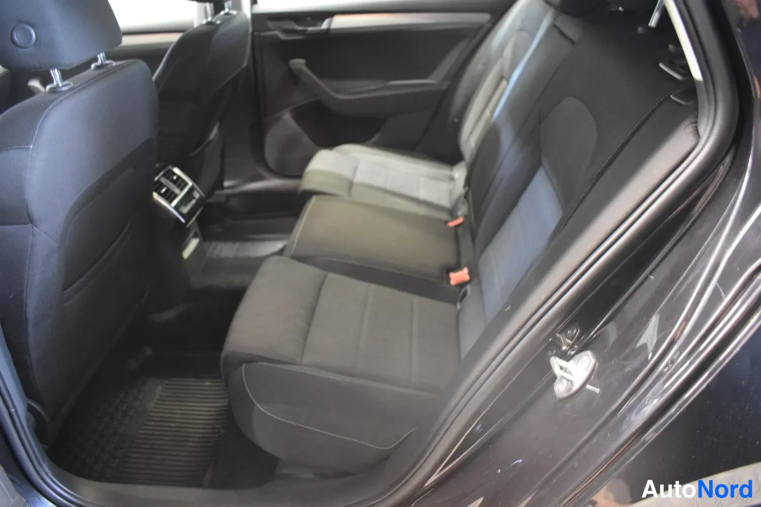 Musta Skoda Superb 2018, ulkokuva 14 – Raisio