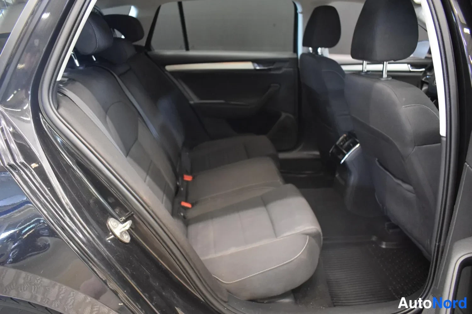 Musta Skoda Superb 2018, ulkokuva 15 – Raisio