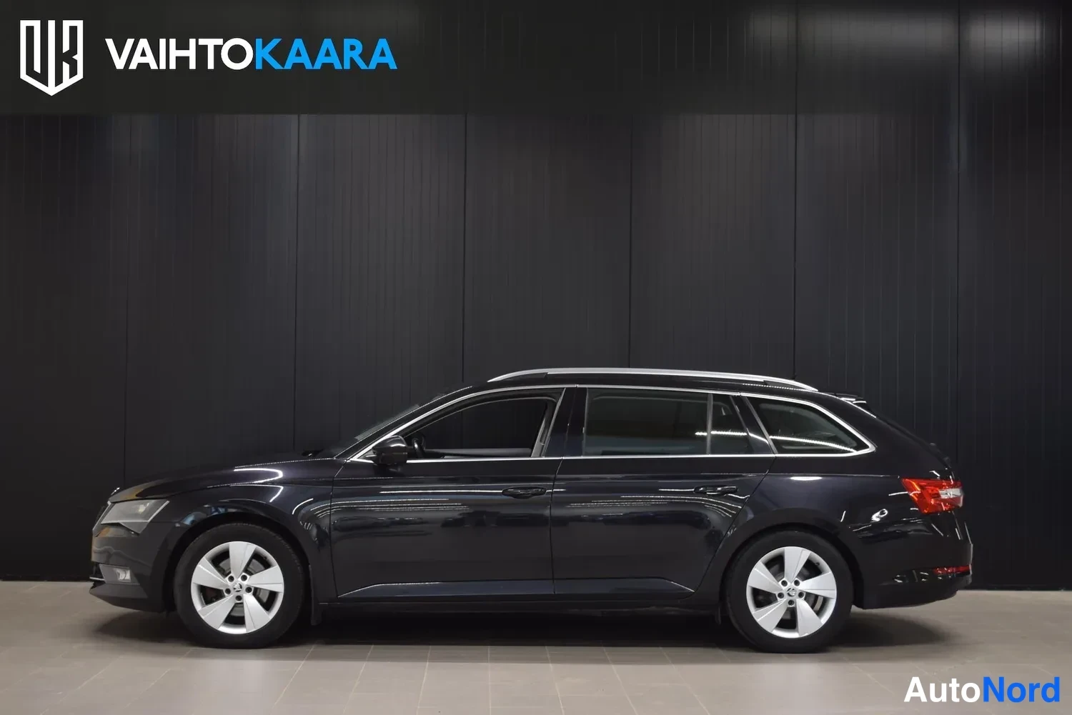 Musta Skoda Superb 2018, ulkokuva 3 – Raisio