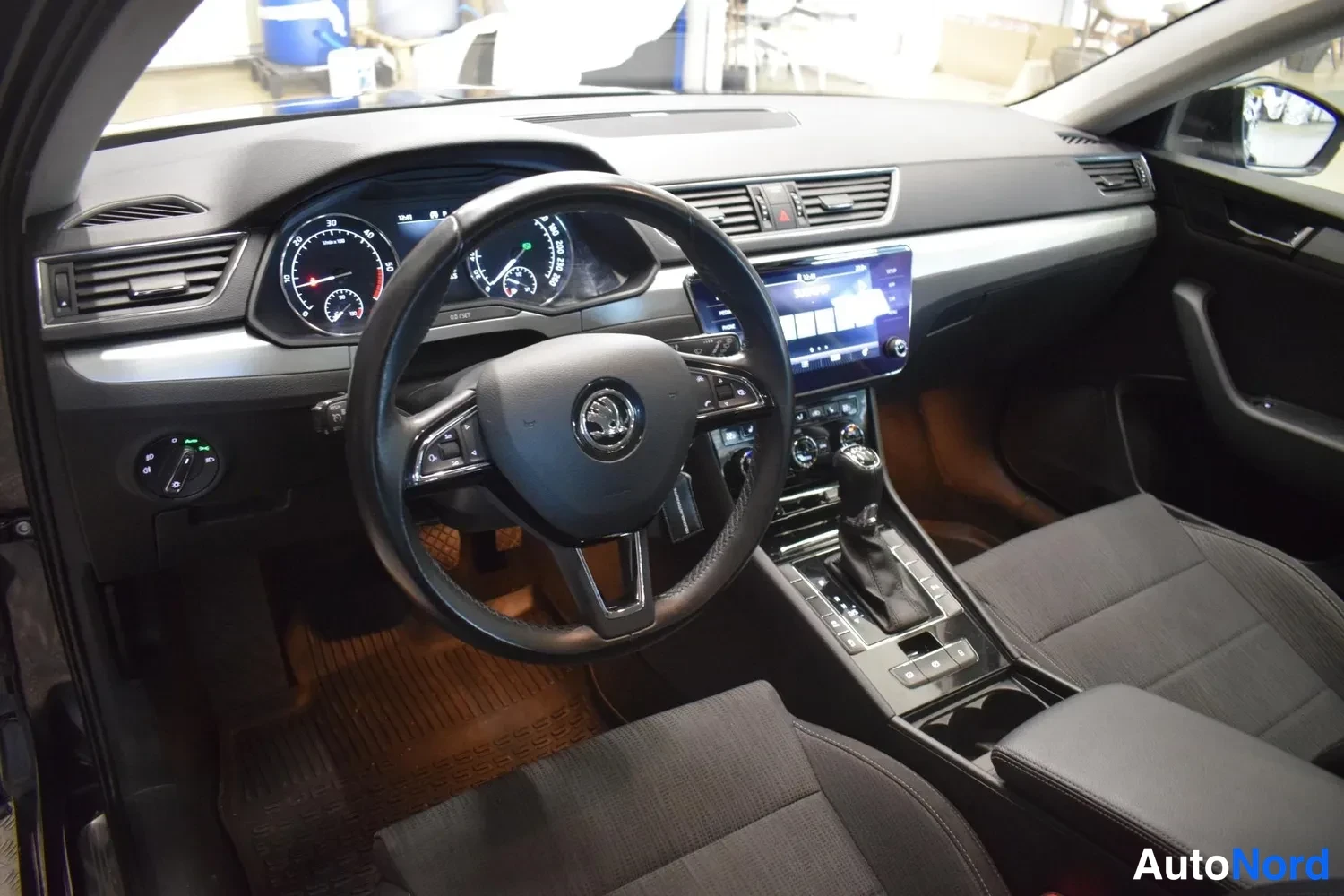 Musta Skoda Superb 2018, ulkokuva 8 – Raisio