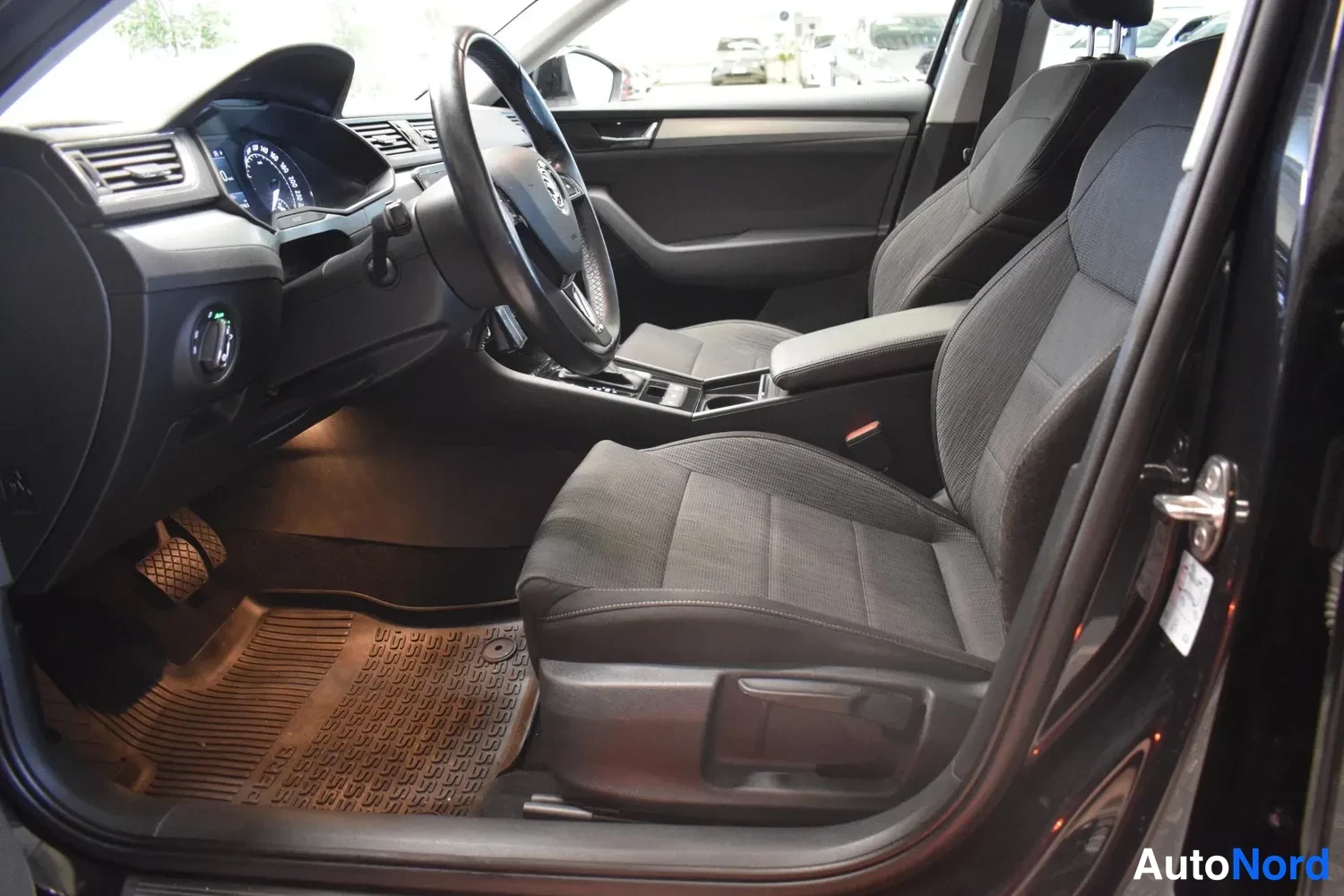 Musta Skoda Superb 2018, ulkokuva 9 – Raisio