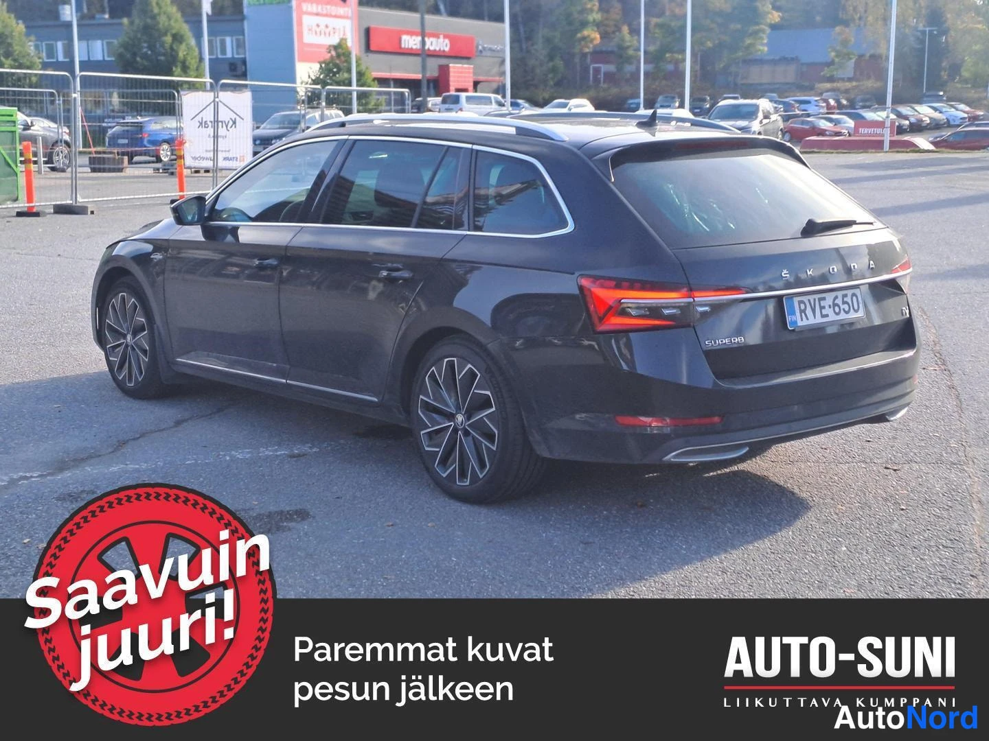 Takaviisto: Skoda Superb -farmari takakulmasta vasemmalta, tummanharmaa kori, takavalot ja rekisterikilpi näkyvissä.