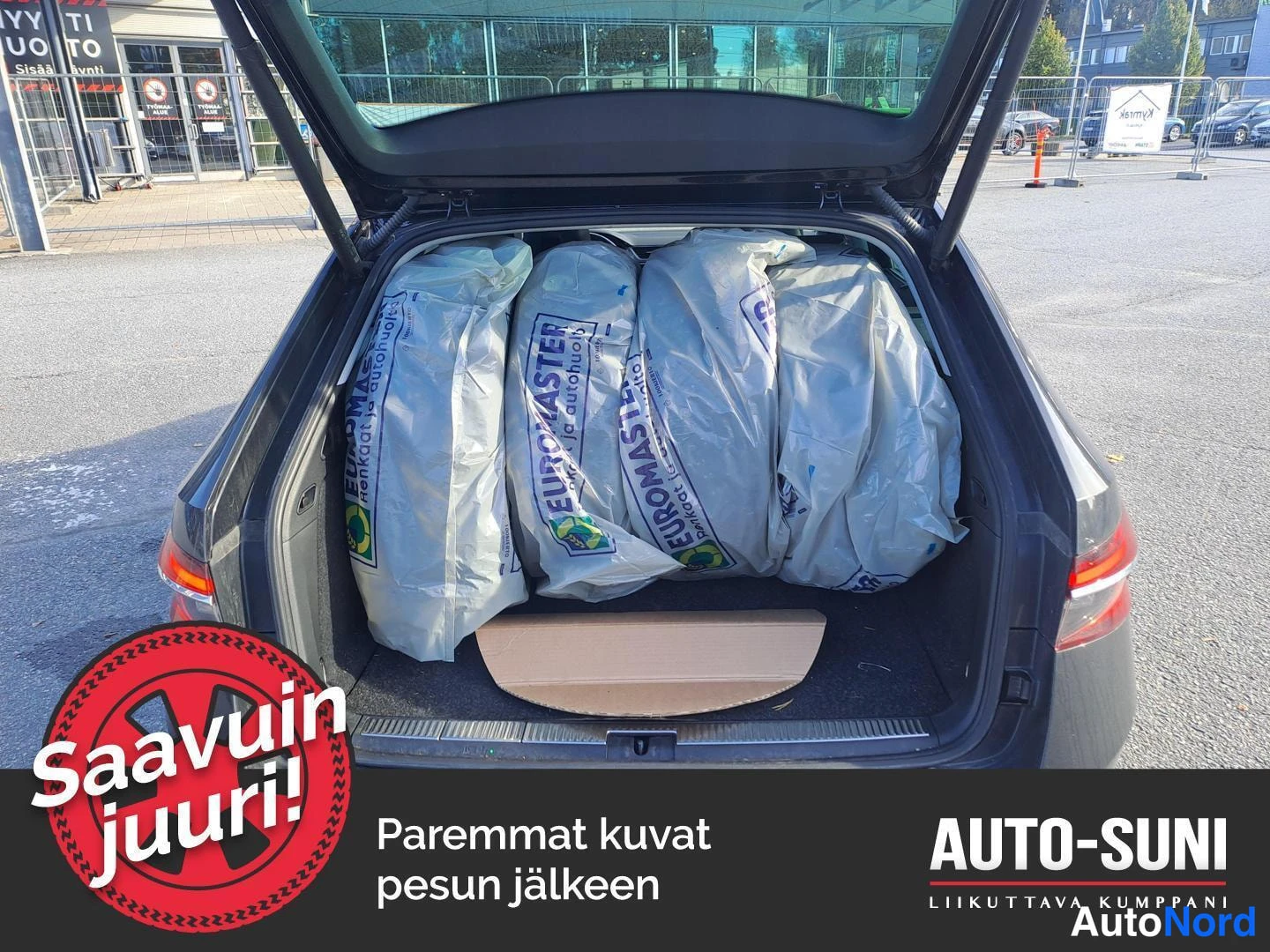 Takaa: Takaosa avattu; autotallissa näkyy neljä EUROMASTER-pussissa olevaa rengasta.