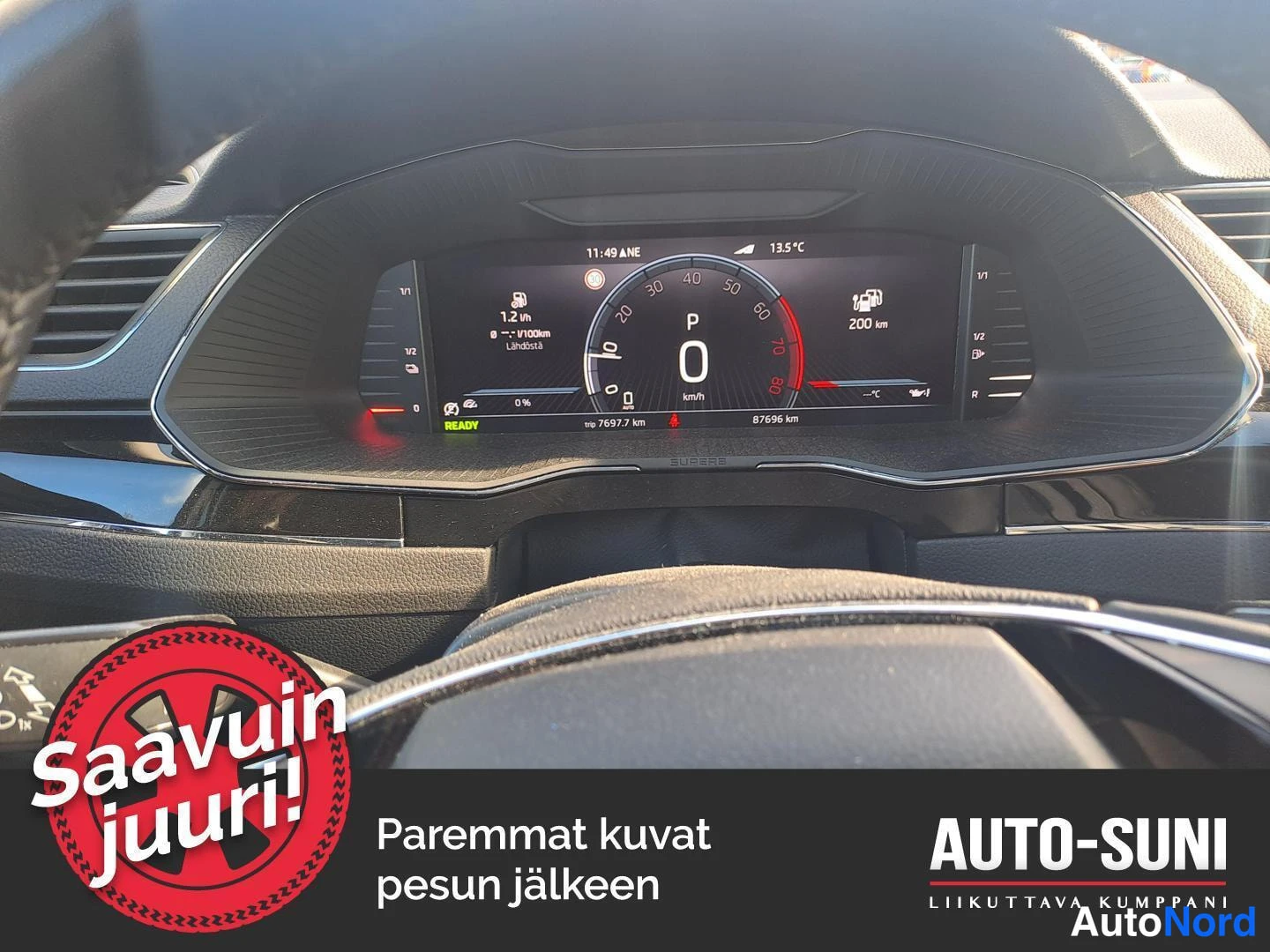 Yksityiskohta: Digitaalinen mittaristo näyttää kokonaislukumäärän 87 696 km ja pysäköintitilan (P).