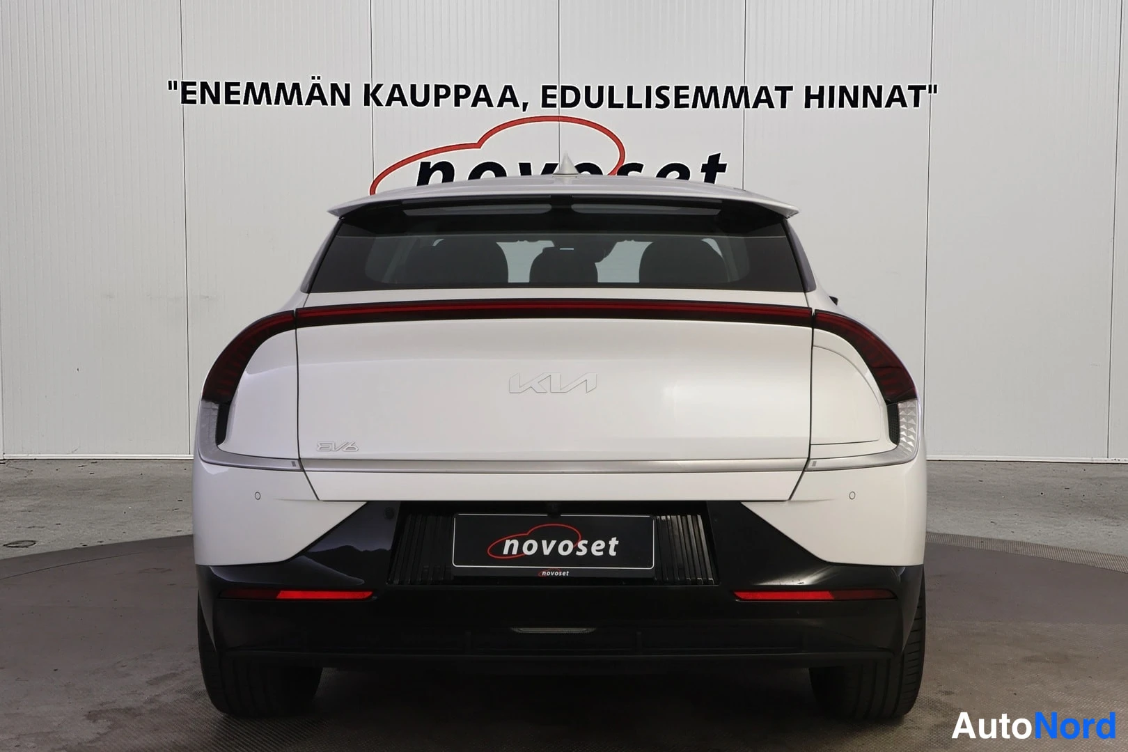 Valkoinen KIA EV6 2022, takaa, kuva 10