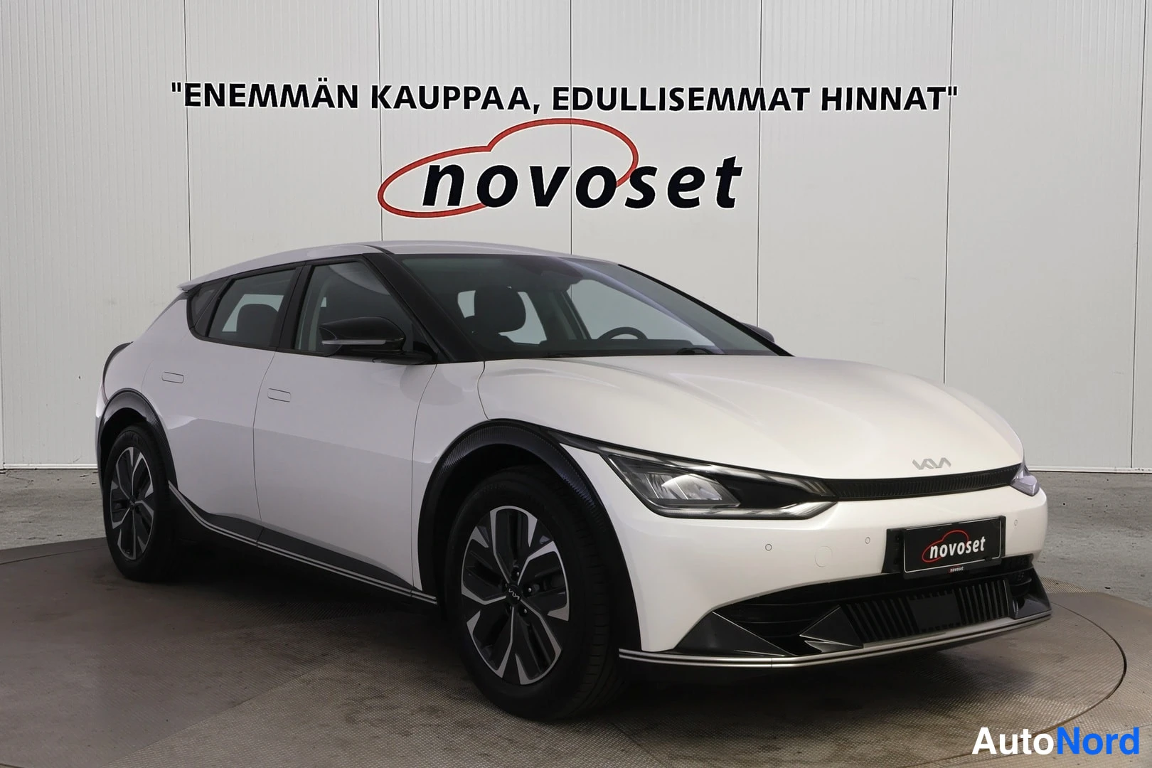 Valkoinen KIA EV6 2022, etuviisto, keula oikealle, kuva 2