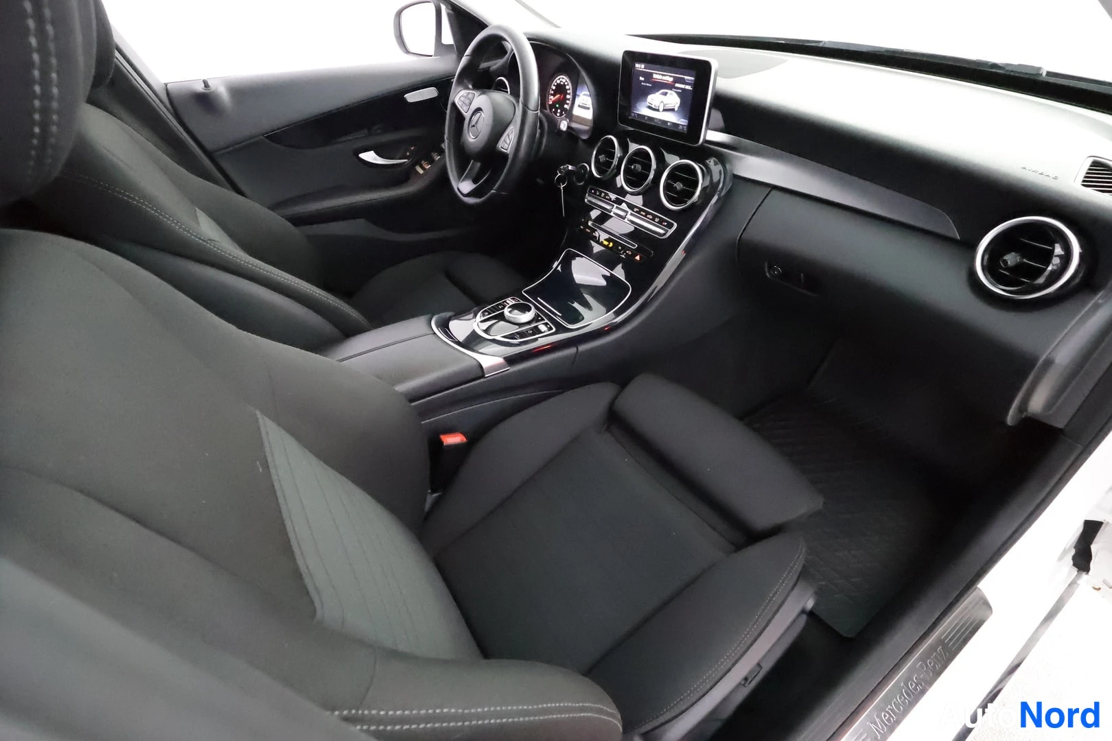 Valkoinen Mercedes-Benz C 180 d 2017, kuva 22