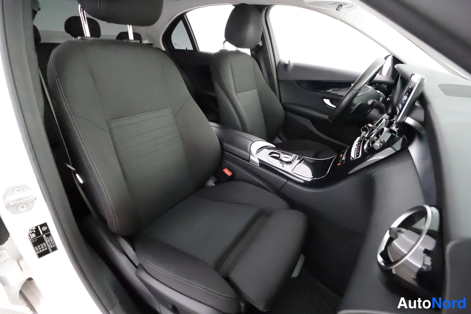 Valkoinen Mercedes-Benz C 180 d 2017, kuva 24