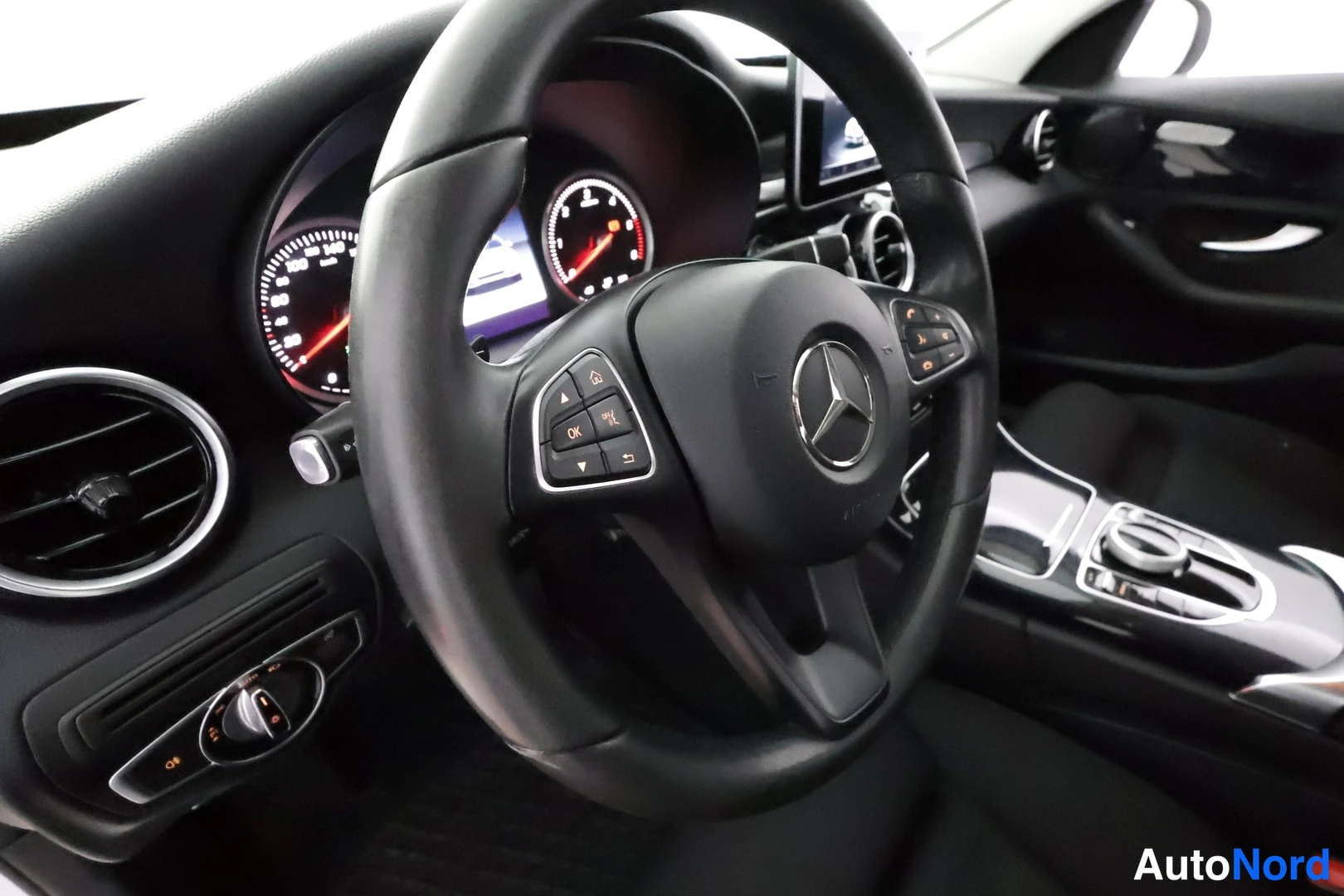 Valkoinen Mercedes-Benz C 180 d 2017, kuva 28