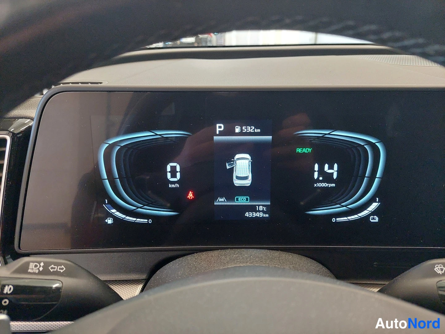 Muu: Digitaalinen mittaripaneeli: seistintila P, matkamittari 43 349 km, polttoainetäydellä 532 km, ulkolämpötila 18 °C, ECO-merkintä ja READY-tila.