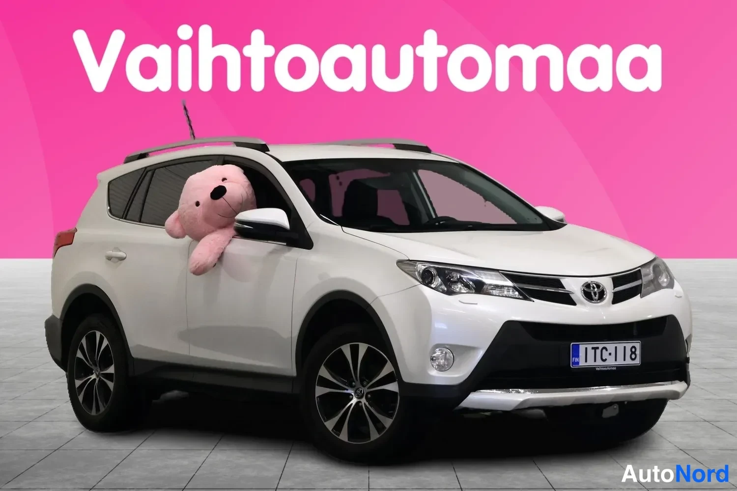 Etuviisto, nokka oikealle: Valkoinen Toyota RAV4, etuviisto oikealta, rekisteritunnus