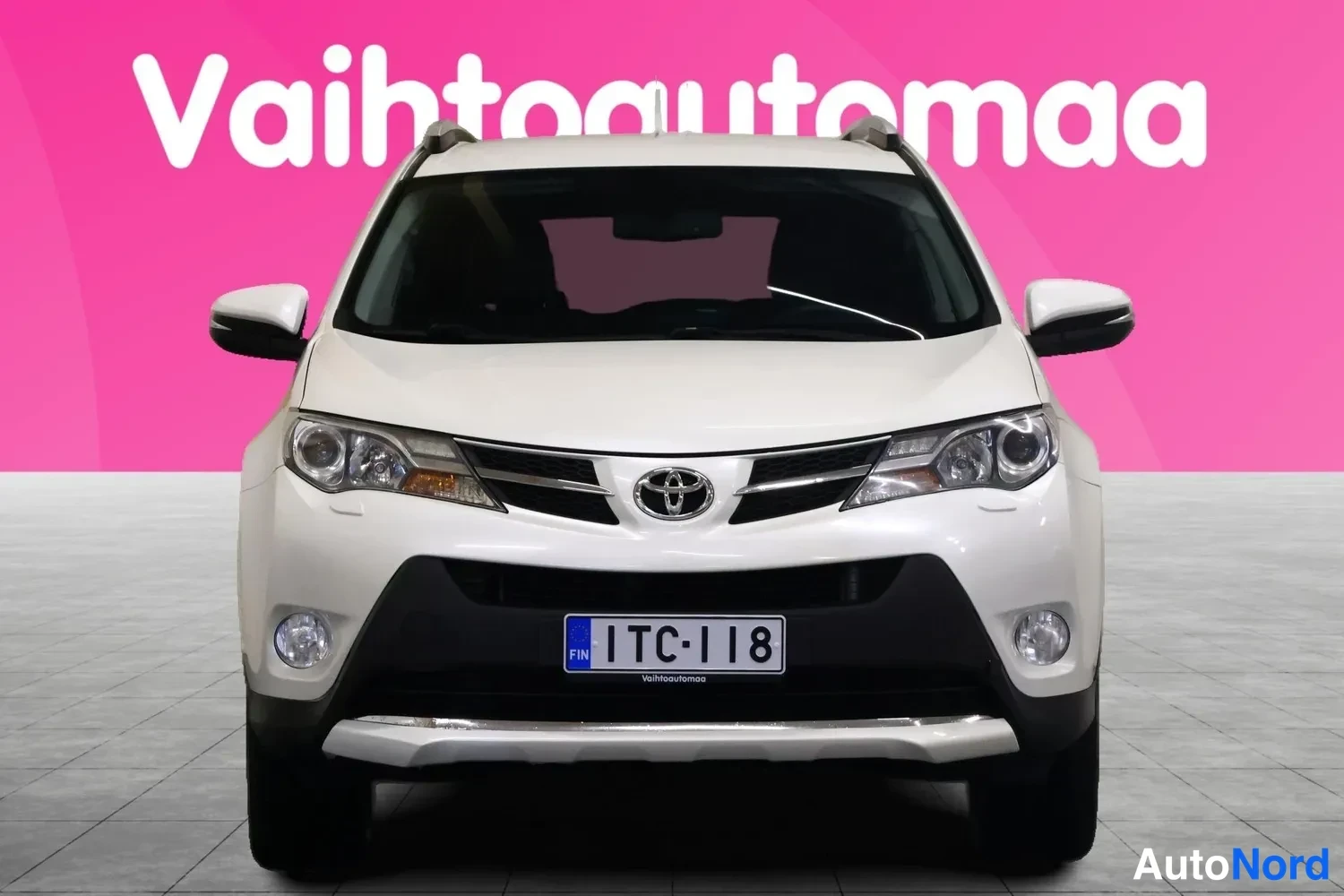 Edestä: Valkoinen Toyota RAV4, suora etukuva, rekisteritunnus