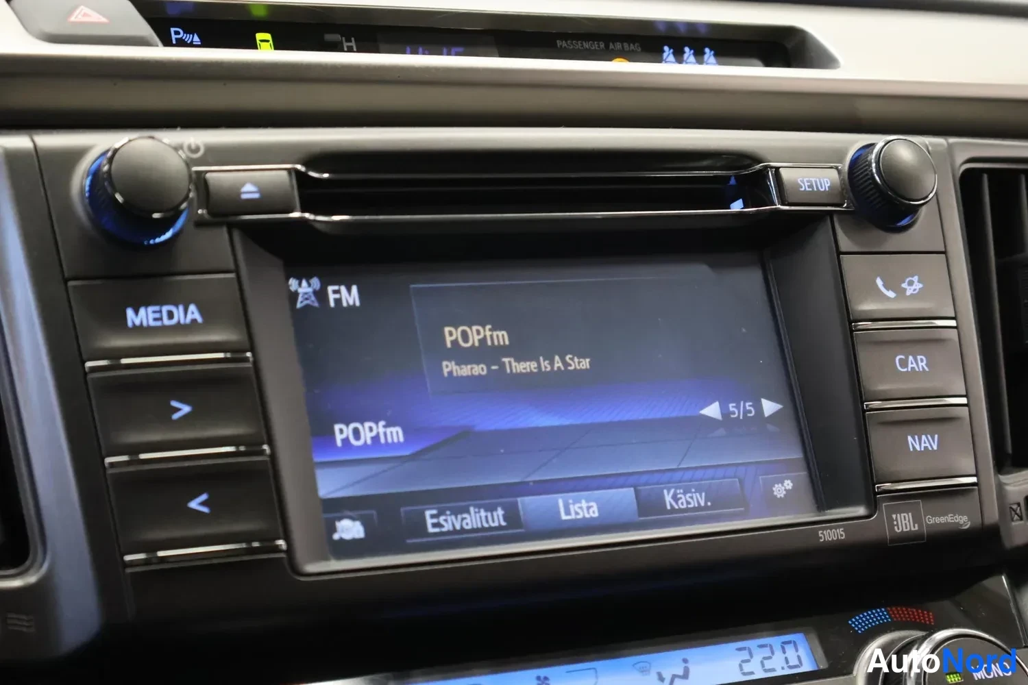 Muu: Kojelaudan keskirivin radiopaneeli: näytössä FM-radio kanavalla POPfm, napit MEDIA, SETUP, CAR ja NAV, JBL-merkintä.
