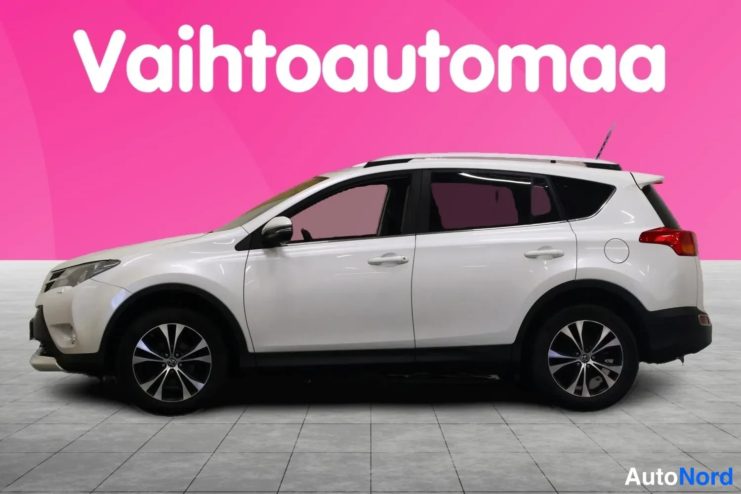Sivulta: Valkoinen Toyota RAV4, sivukuva vasemmalta, kattokaiteet ja hopeavanteet