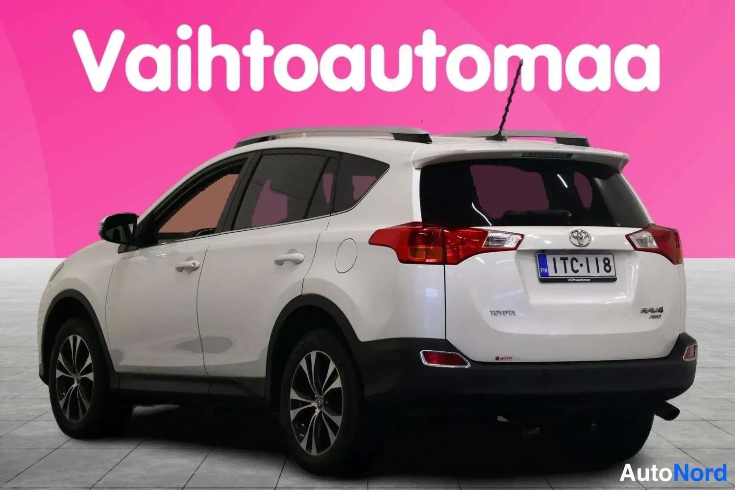 Takaviisto: Valkoinen Toyota RAV4 takaa- ja sivulta kuvattuna, rekisteritunnus.