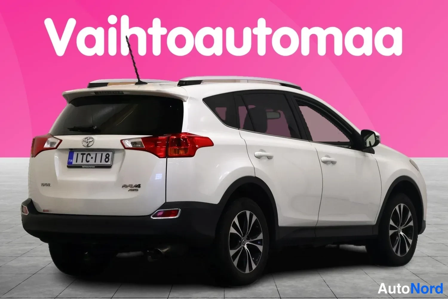 Takaviisto: Valkoinen Toyota RAV4 takaa toiselta sivulta kuvattuna, rekisteritunnus.