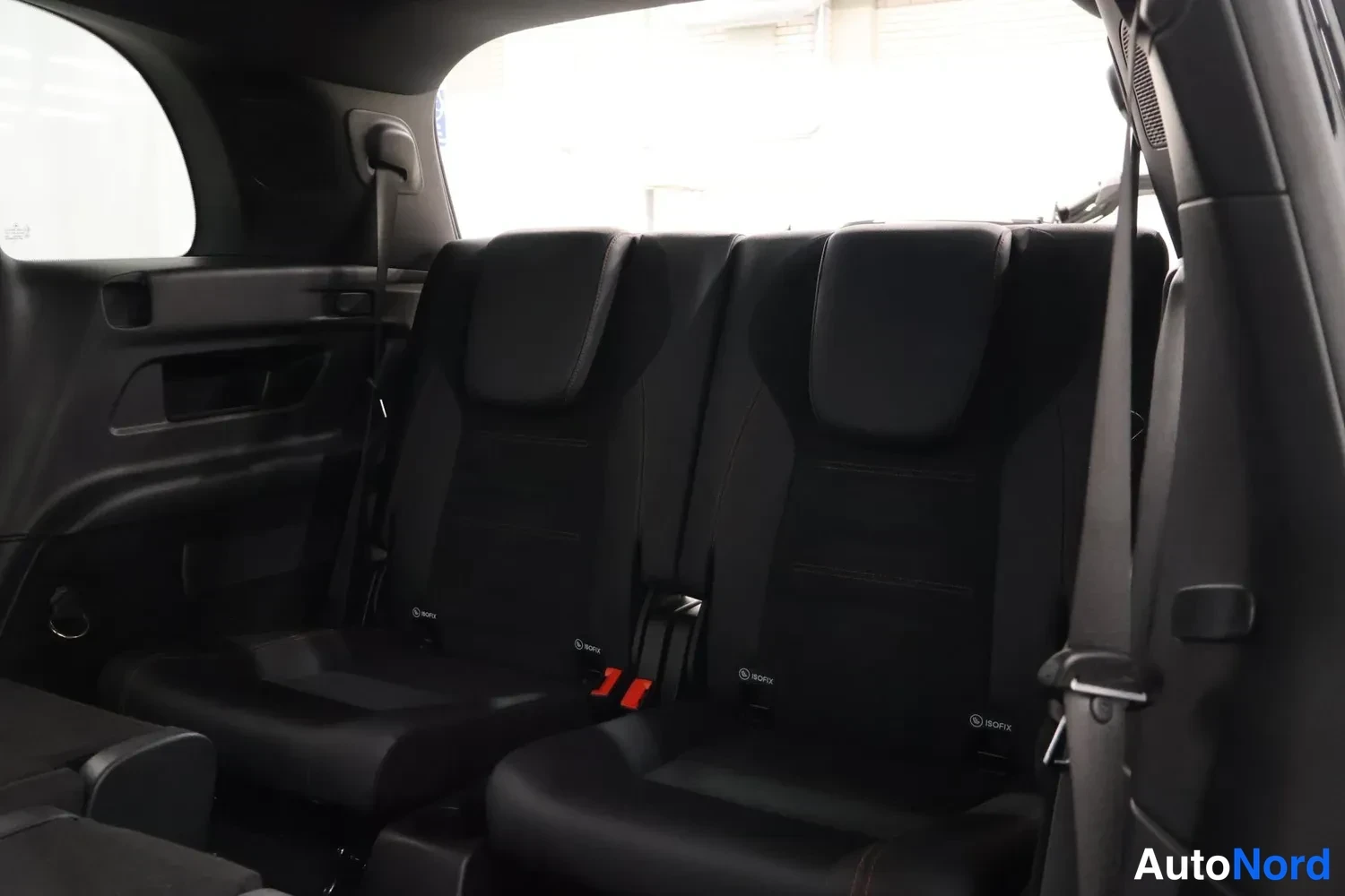 Muu: Kolmannen rivin kaksi istuinta mustalla verhoilulla ISOFIX-merkinöillä.