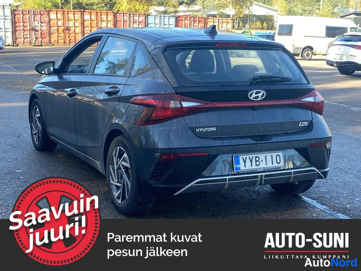 Takaviisto: Hyundai i20 -henkilöauto tummanharmaana takaa vasemmalta kuvattuna; takavalot, HYUNDAI-merkintä ja i20-tunnus näkyvät, rekisteritunnus.