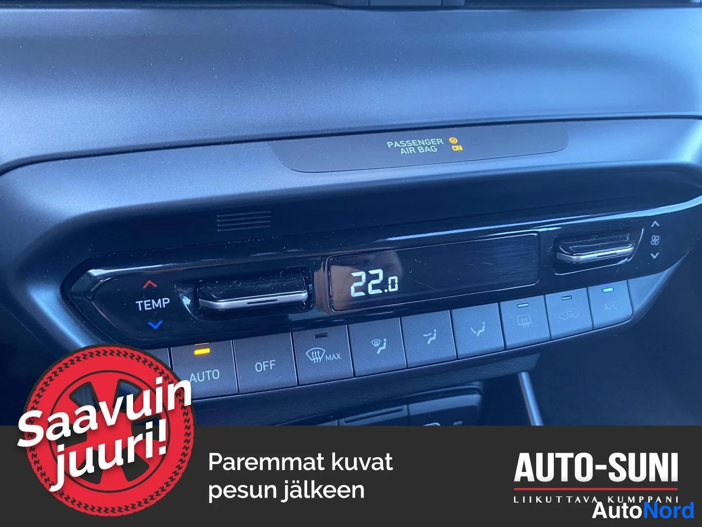 Edestä: Hyundai i20 - Matkustamon kojelauta: automaattinen ilmastointi, näytössä 22,0 astetta, painikkeet AUTO, OFF, MAX ja A/C, sekä etumatkustajan turvatyynyn ON-merk