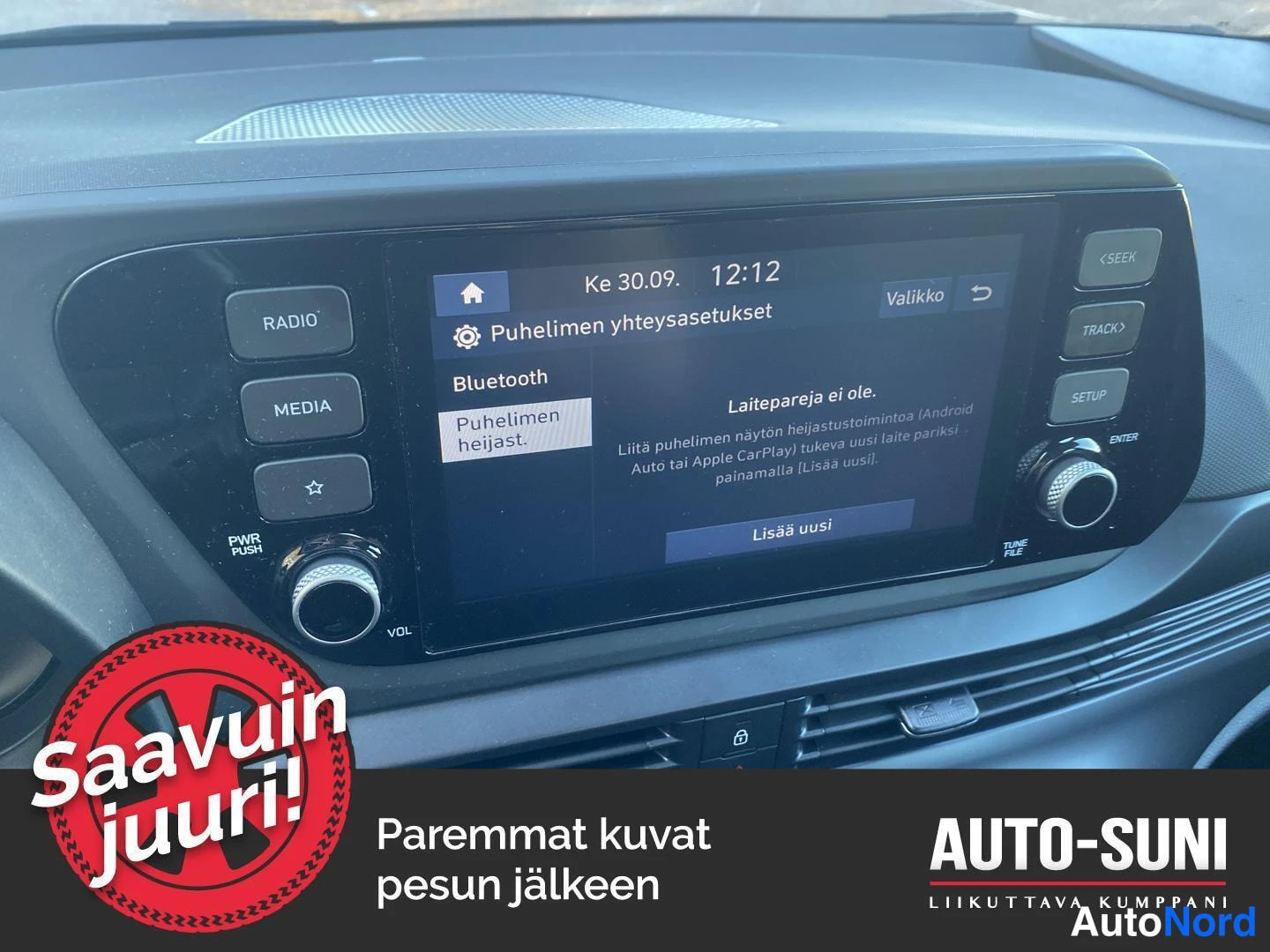 Edestä: Hyundai i20 - Infotainment-näyttö puhelimen Bluetooth-yhteysasetuksissa, näytöllä teksti 'Puhelimen yhteysasetukset' ja 'Laitepareja ei ole'.