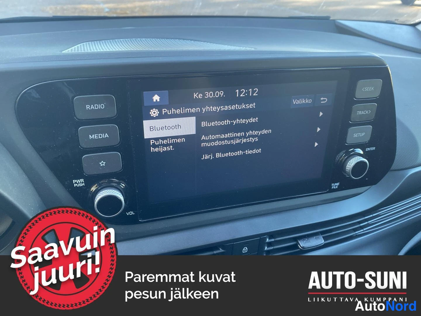 Edestä: Hyundai i20 - Infotainment-näytön Bluetooth-yhteydet-valikko automaattisen yhteyden muodostusjärjestyksen asetuksineen.