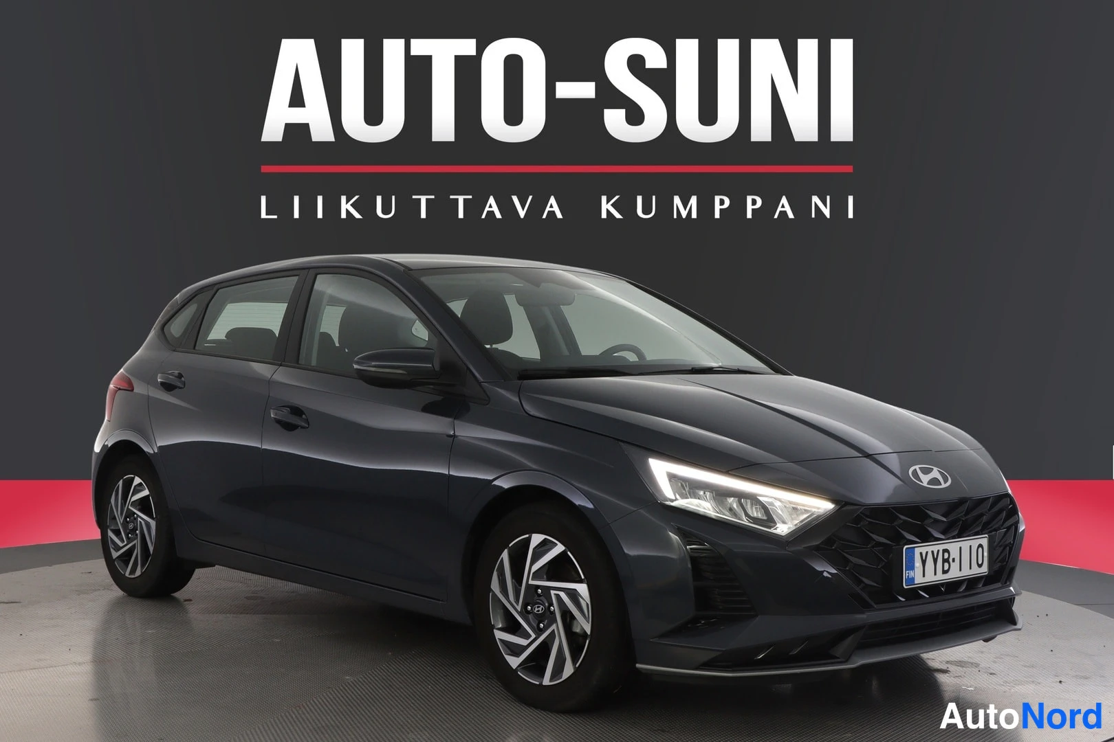 Harmaa Hyundai i20 2024, etuviisto, keula oikealle, kuva 2