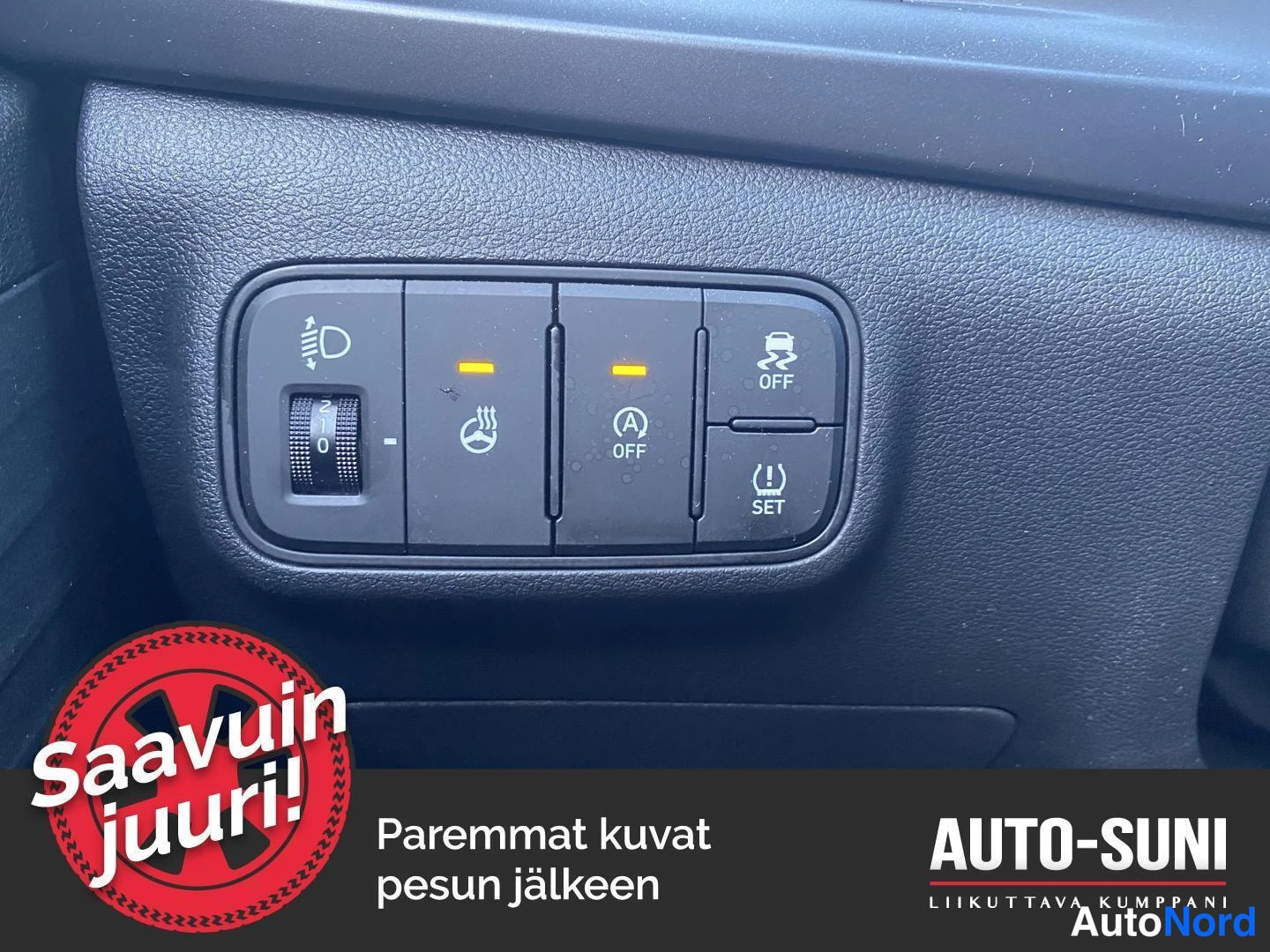Muu: Ohjauspyörän vieressä oleva kojelautapaneeli, jossa on ajovalojen korkeudensäätörulla, lämmitettävän ohjauspyörän painike, start-stop OFF, vakionopeudensäädin j