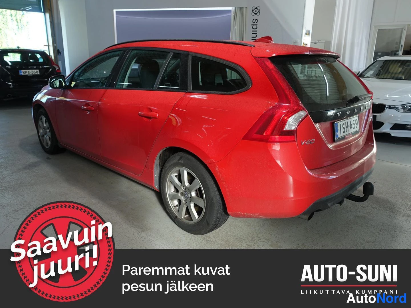 Takaviisto: Punainen farmariauto sisätilassa, takakulmasta vasemmalta