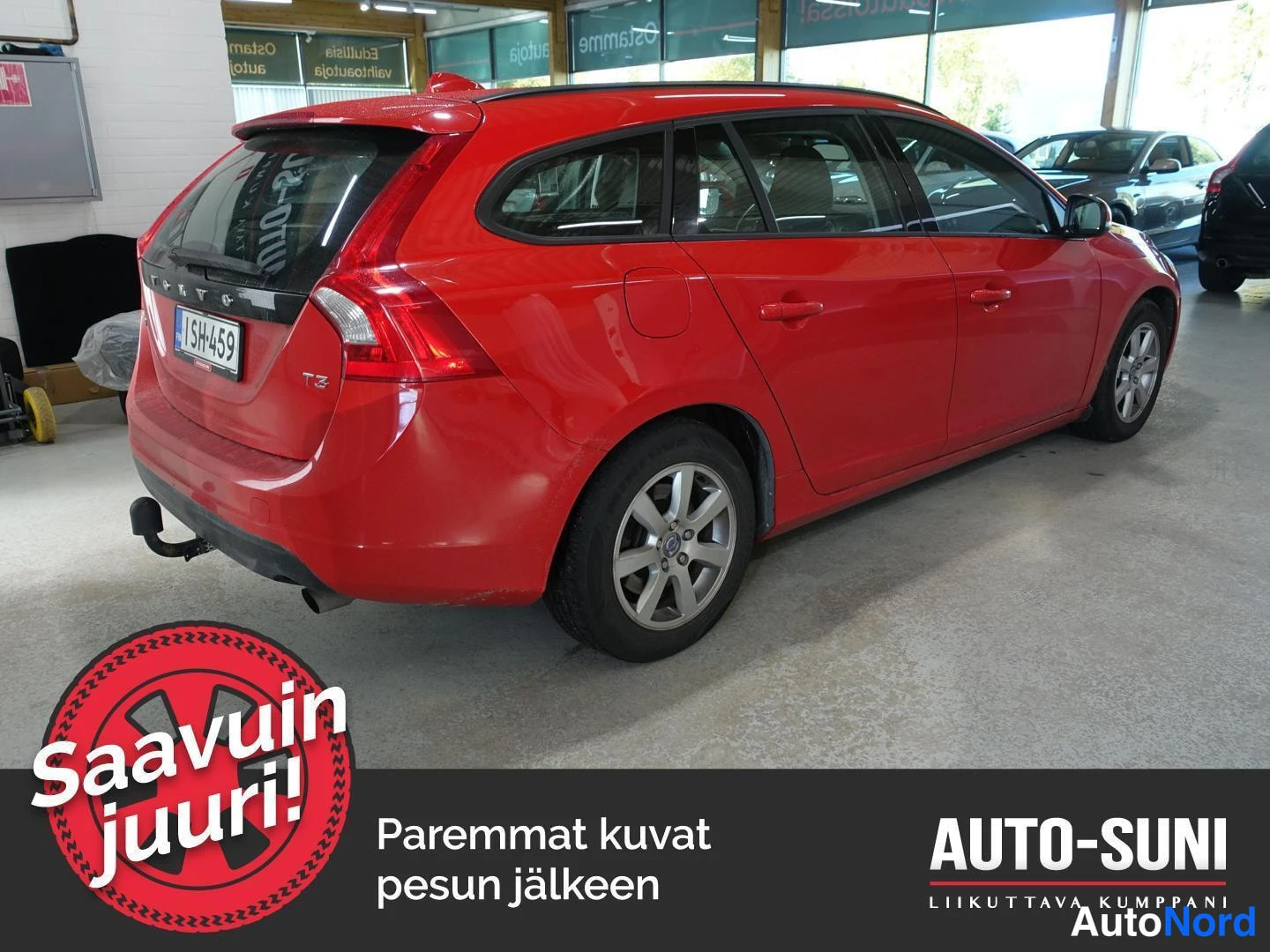 Takaviisto: Punainen farmariauto sisätilassa, takakulmasta vasemmalta