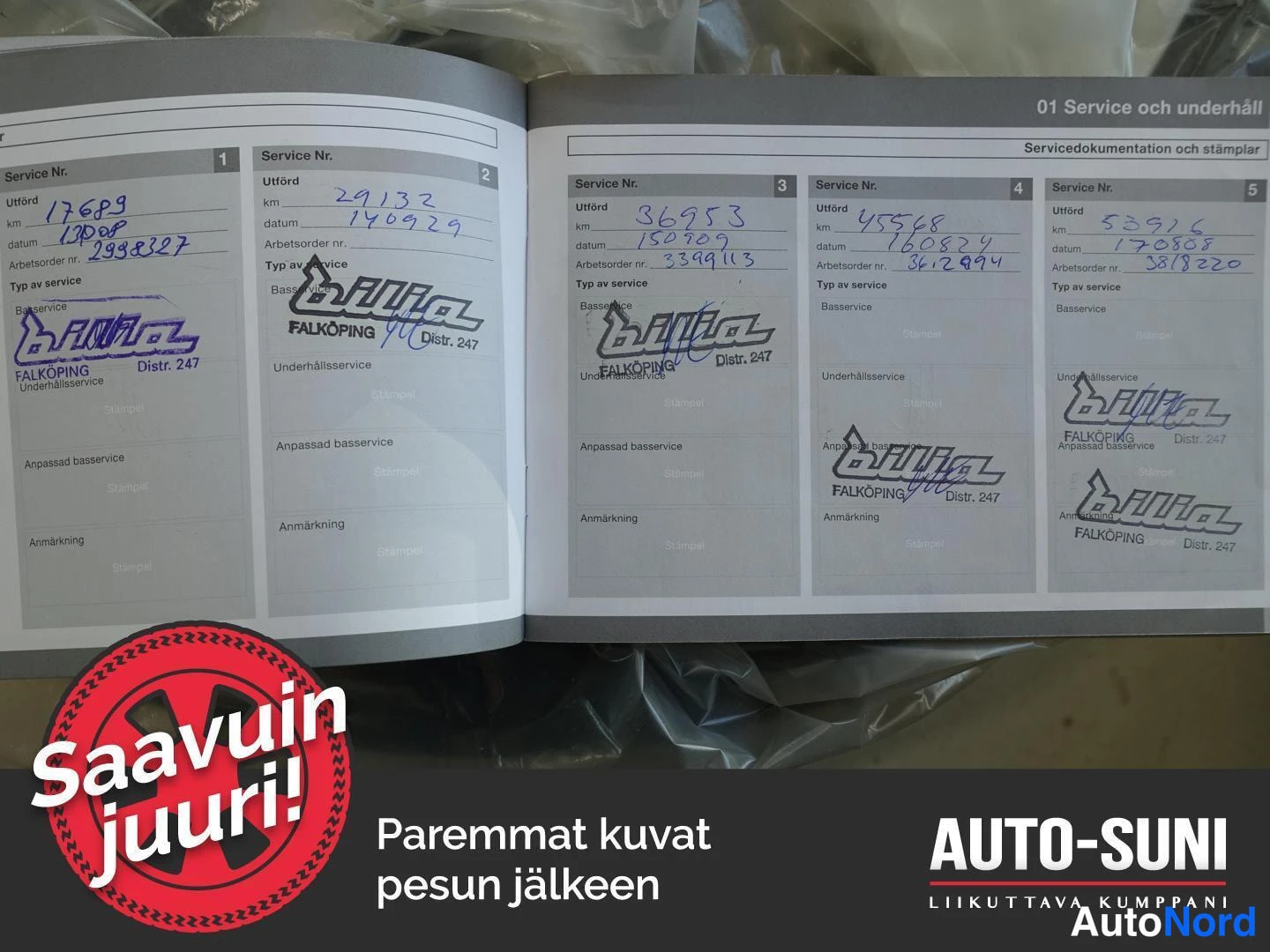 Muu: Avattu huoltokirja, jonka sivuilla viisi leimattua huolto­merkintää; kuvassa myös markkinointiteksti 'Saavuin juuri!' ja Auto-Suni-logo.