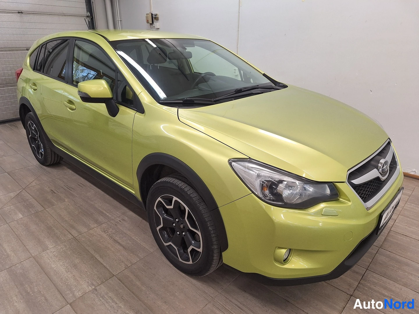 Vihreä Subaru XV 2014, etuviisto, keula oikealle, kuva 2