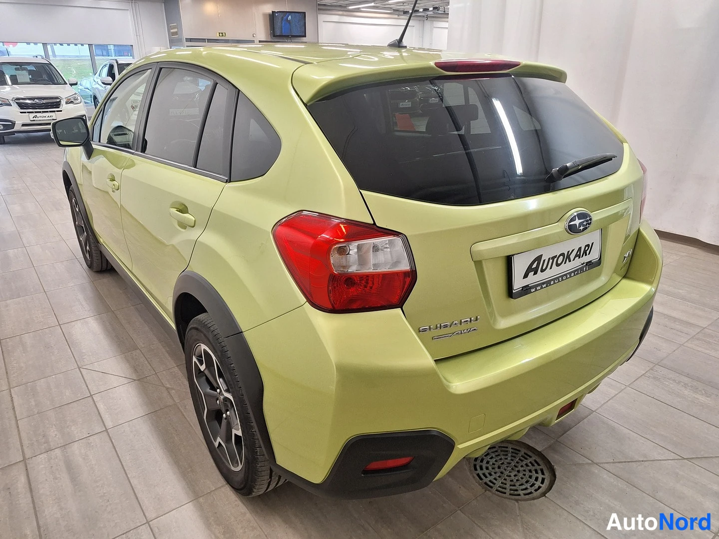 Vihreä Subaru XV 2014, takaviisto, kuva 3