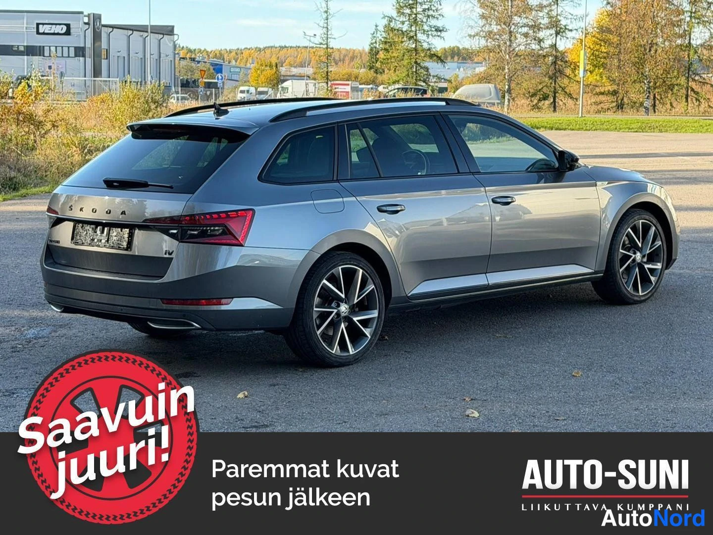 Takaviisto: harmaa farmariauto takaviistosta, rekisterikilpi poistettu