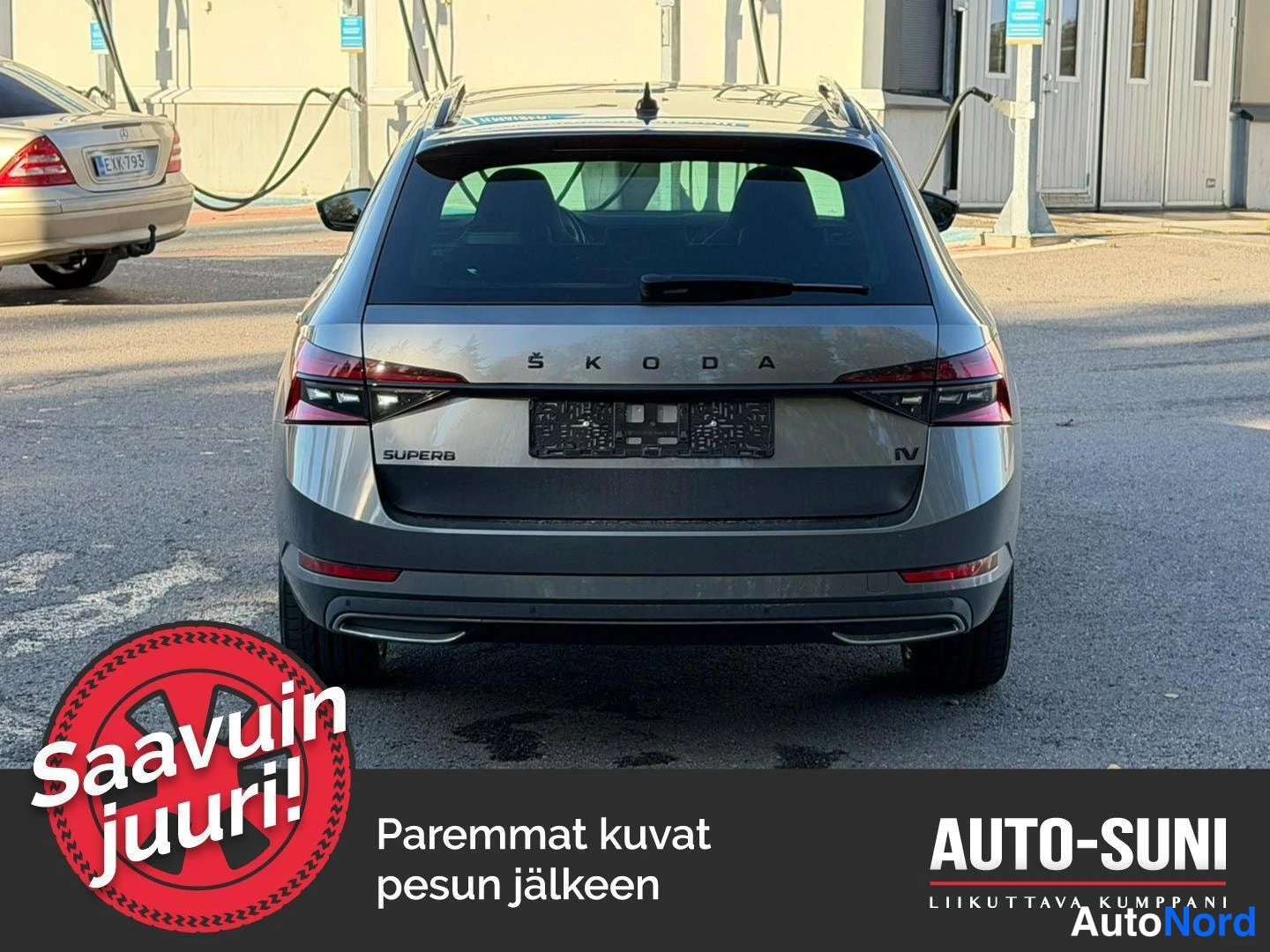 Takaa: Skoda Superb Combi takaa päin, harmaa kori ja ŠKODA-teksti takaluukussa.