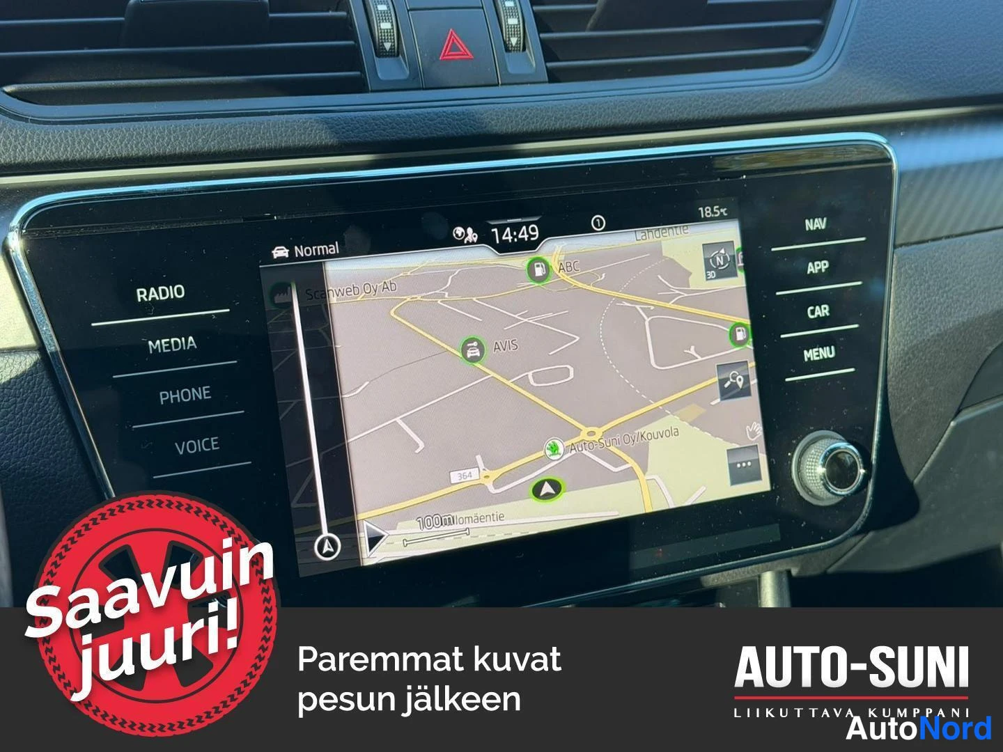 Muu: Kojeiston kesk Näytön kartta näkyy, sivuilla RADIO-, MEDIA- ja NAV-valikot