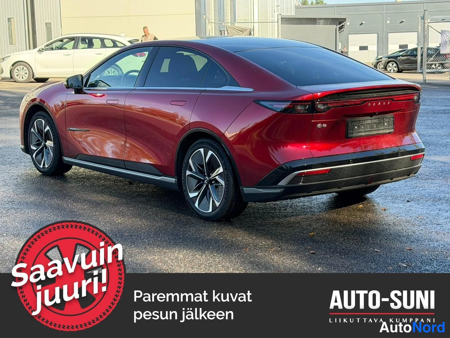 Takaviisto: Punainen sedan taka- ja sivulinnasta, takavalot ja perä näkyvissä.
