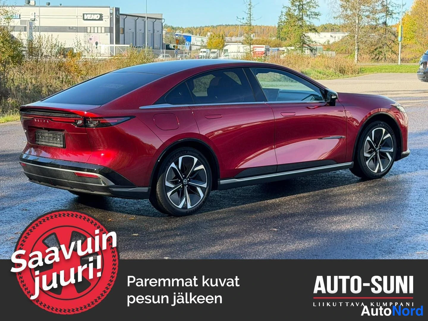 Takaviisto: Punainen sedan takakulmasta vasemmalta, takaosa ja sivulinja näkyvissä.